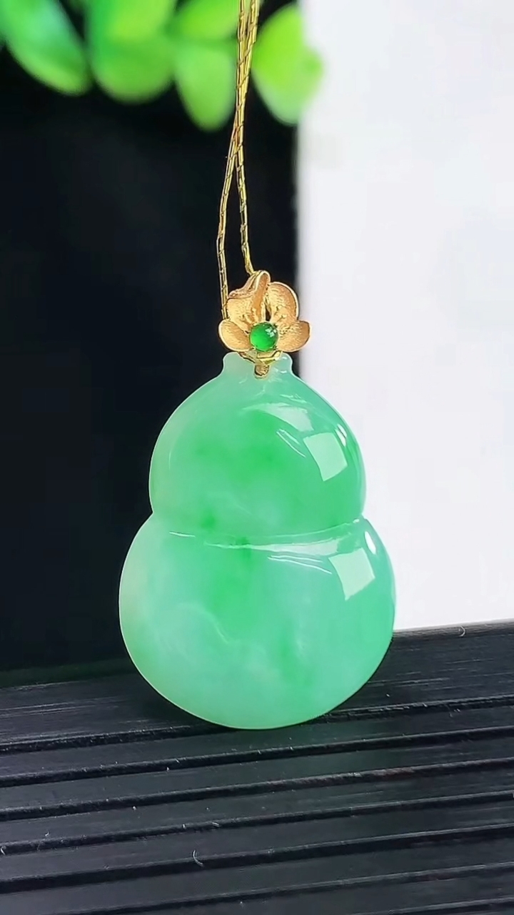 天然A货翡翠葫芦吊坠，尺寸21-18-5重量:3.58g
4月13日