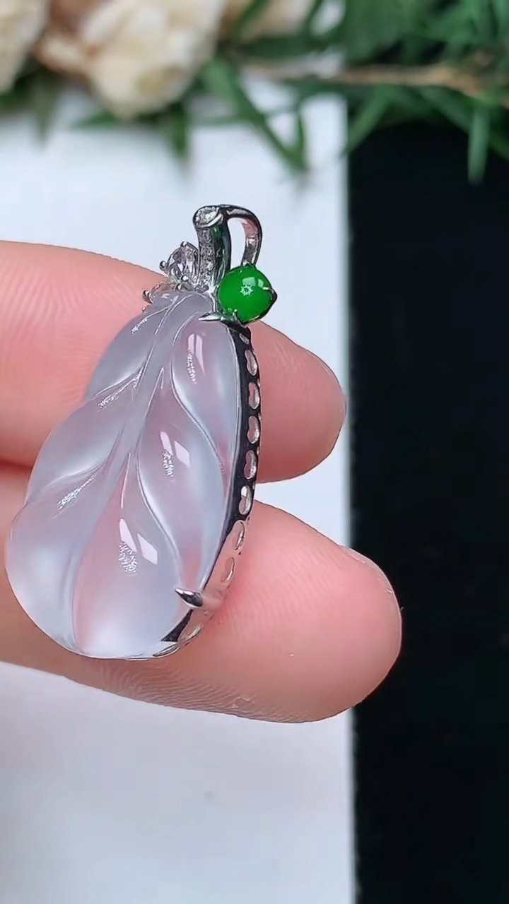 天然A货翡翠白冰金枝玉叶 叶子吊坠，尺寸20.8-13.8-6.4，重量:2.60g
4月13日