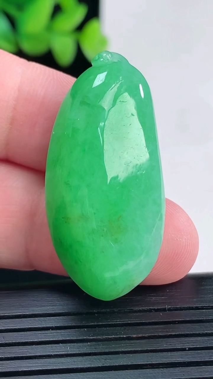 天然A货翡翠满满福瓜吊坠，尺寸39-18.6-11重量:13.60g
4月13日