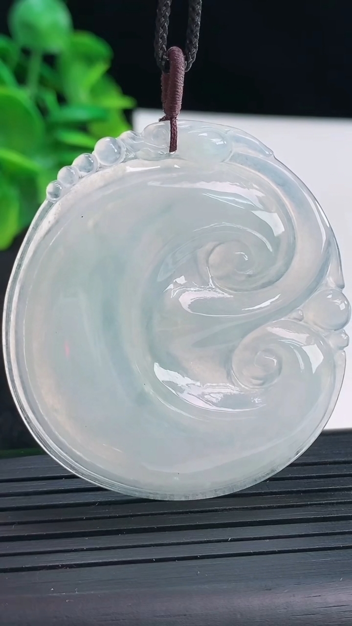 天然A货翡翠如意吊坠尺寸52.9-48.4-4.1重量:21.16g
4月13日