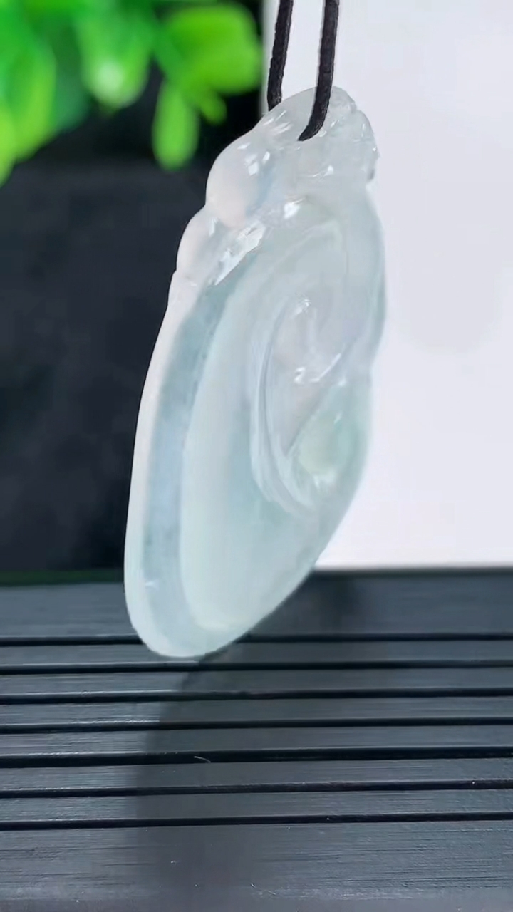 天然A货翡翠如意吊坠尺寸40.6-26-3.2重量:6.87g
4月13日