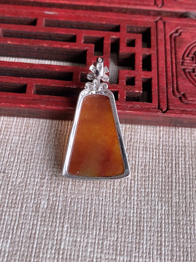 天然A货翡翠18K金伴钻镶嵌红翡无事牌吊坠 
尺寸30.2-16-4.8裸石20-14mm 重量2.