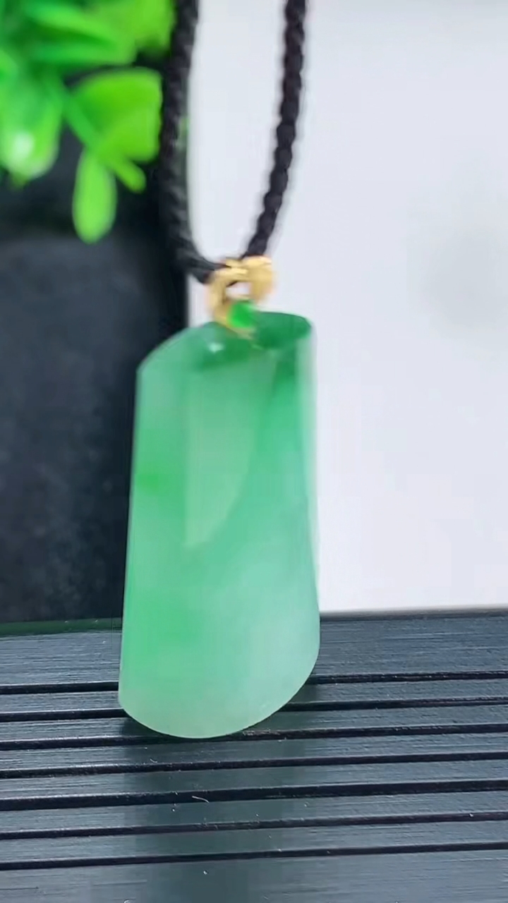 天然A货翡翠无事牌吊坠尺寸367-15.3-5.4重量:5.83g
4月13日