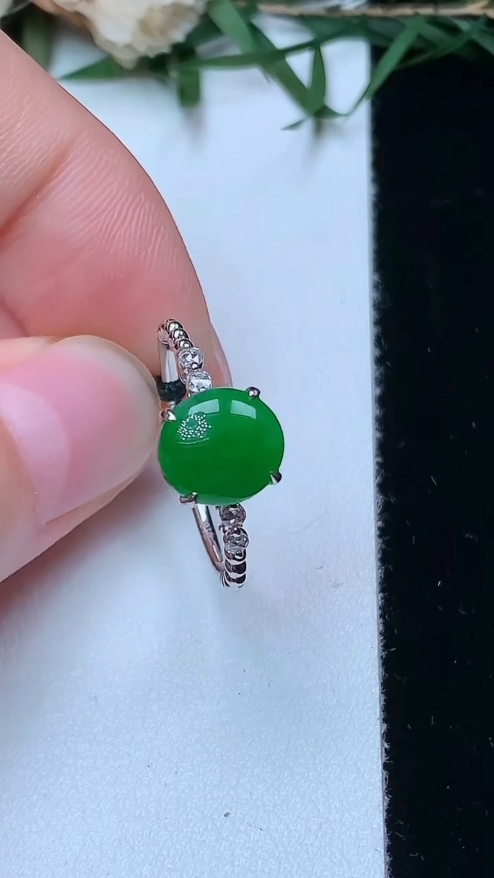 天然A货翡翠蛋面戒指，尺寸16.9-8-7.5，重量:2.01g2026年4月13日
工厂直销收藏佳品,种好水足，色泽均匀，有种有色，上手高大气！