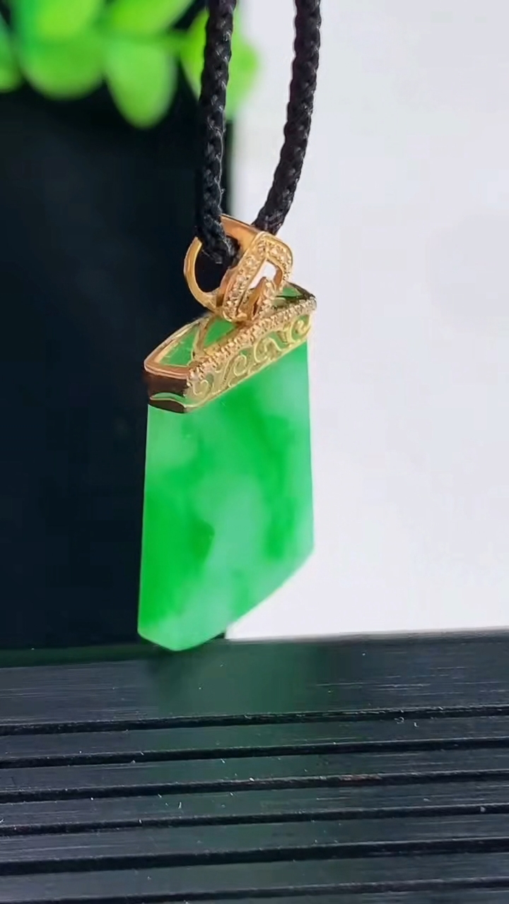 天然A货翡翠无事牌吊坠，尺寸23.5-15-3重量:3.29g
4月13日