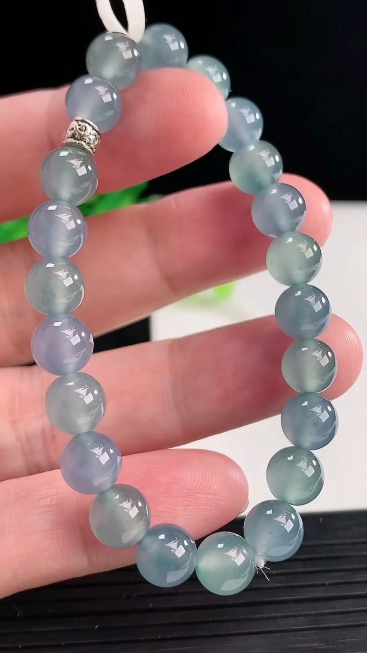 天然A货翡翠春带彩圆珠手串，尺寸8-22颗 重量:18.77g4月13日
工厂直销收藏佳品,种好水足，色泽均匀，有种有色，上手高大气！