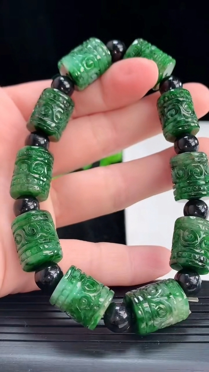 天然A货翡翠雕花路路通手串尺寸14.3-11.6-10颗重:44.30g994月13日
工厂直销收藏佳品,种好水足，色泽均匀，有种有色，上手高大气！