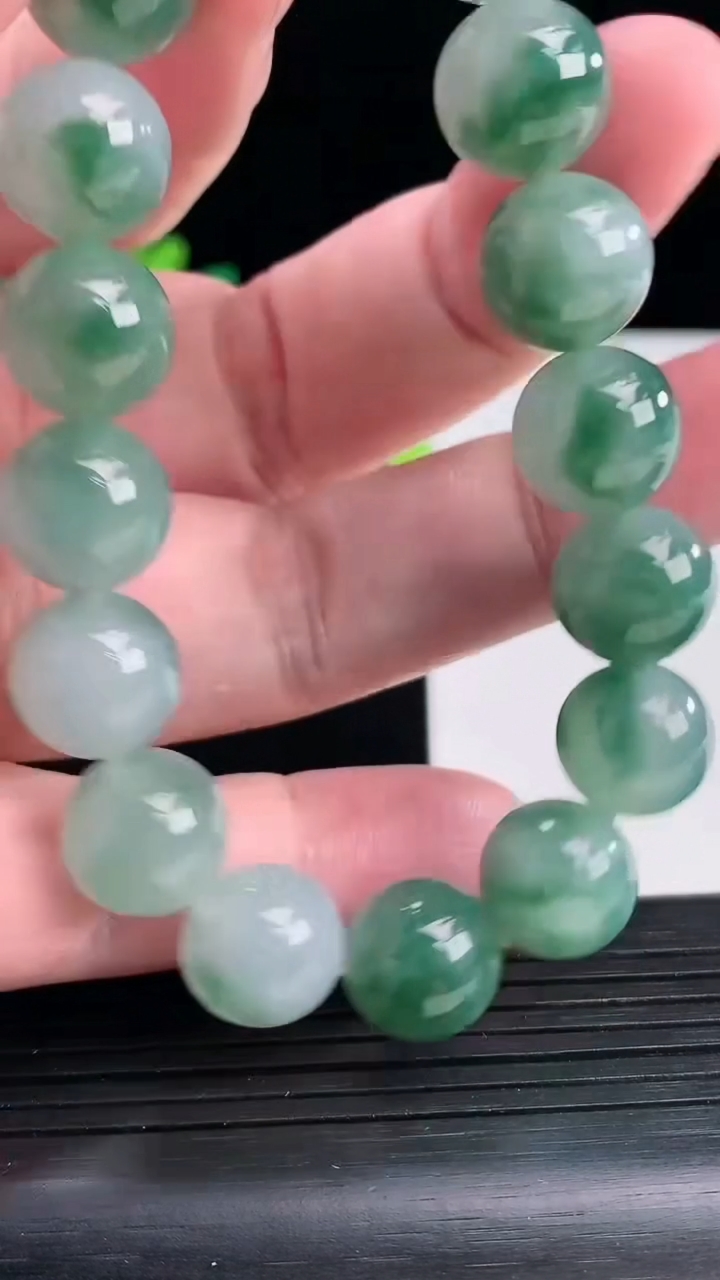 天然A货翡翠飘花圆珠手串，尺寸11.6-17颗重量:49.13g4月13日
工厂直销收藏佳品,种好水足，色泽均匀，有种有色，上手高大气！