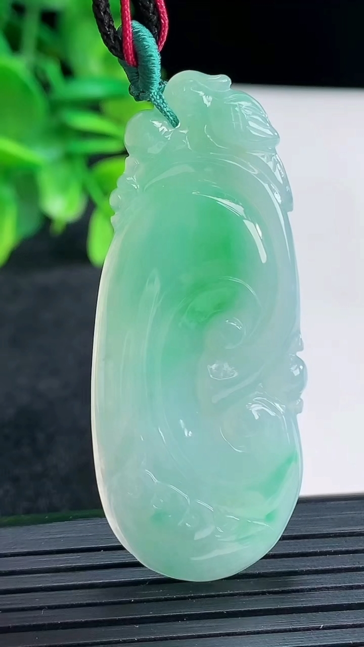 天然A货翡翠如意吊坠尺寸54.3-22.8-5重量:11.77g
4月13日