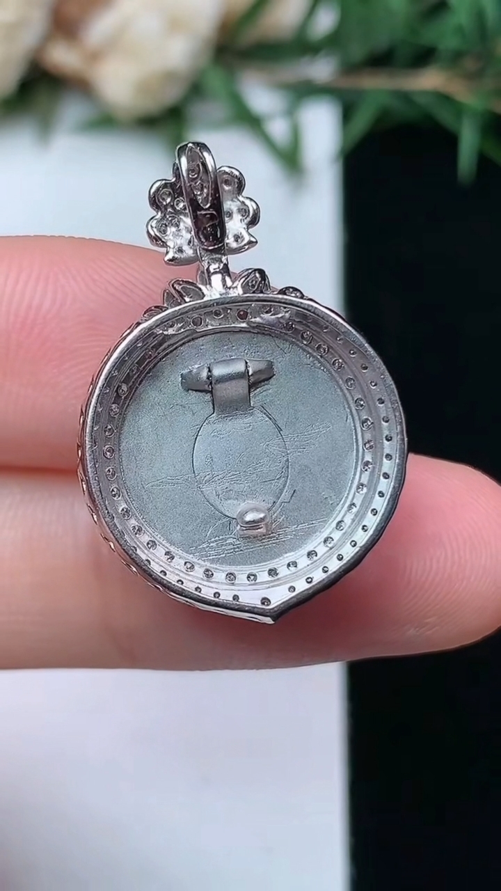 天然A货翡翠平安扣吊坠，尺寸25.8-17.5-7.2，裸石13.5
4月13日