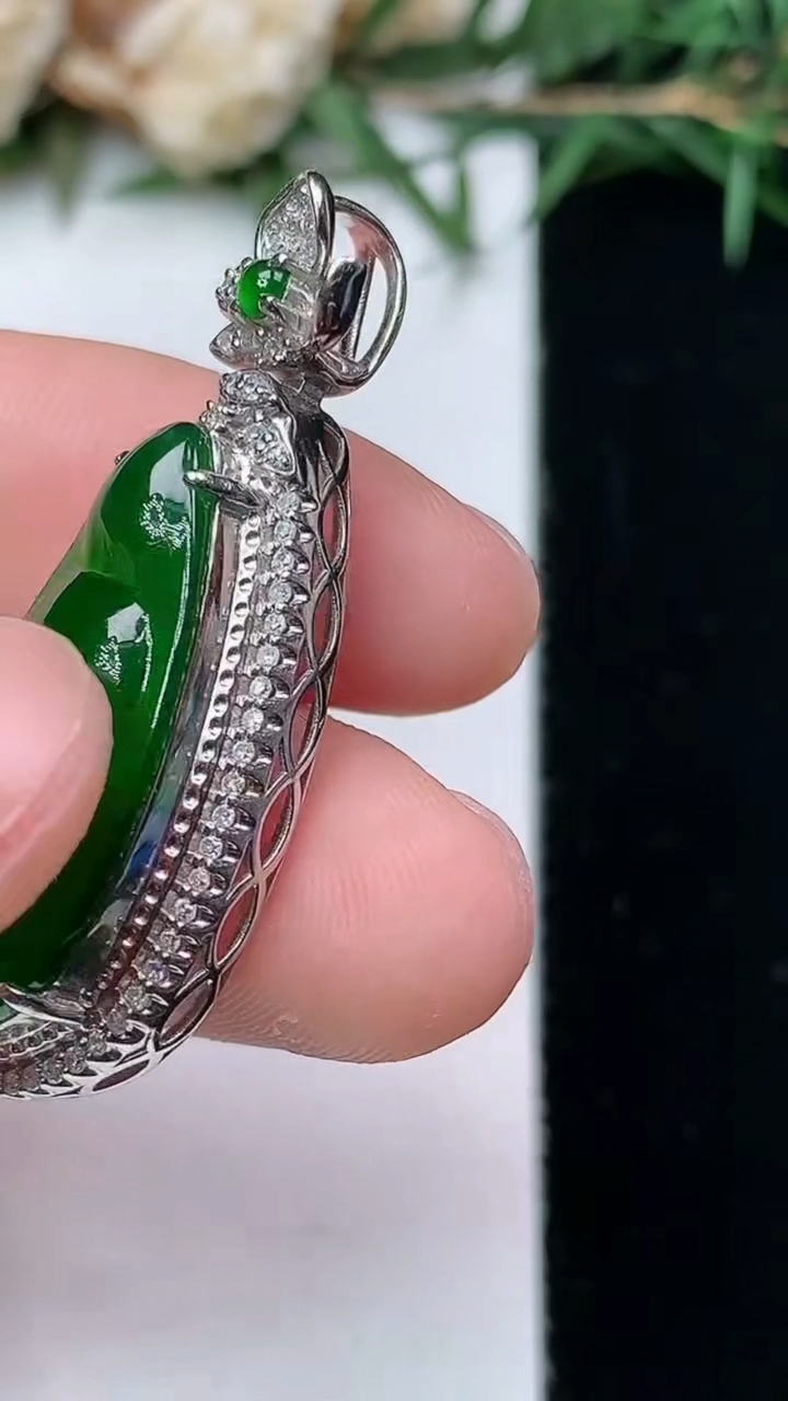 天然A货翡翠福豆吊坠，尺寸35.2-14.5-9.3，裸石23.4-11.4，重量:4.81g
4月13日，重量:4.81g