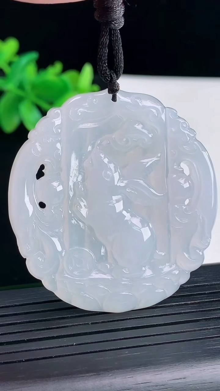 天然A货翡翠生肖兔吊坠，尺寸49-46.5-4重量:21.91g
4月13日