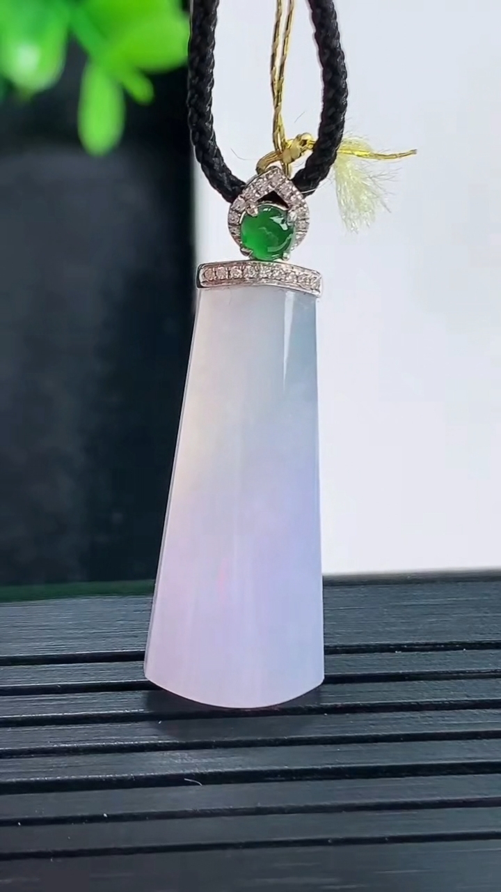 天然A货翡翠18K金紫罗兰无事牌吊坠尺寸27.8-11.4-5.1重量:3.79g
4月13日