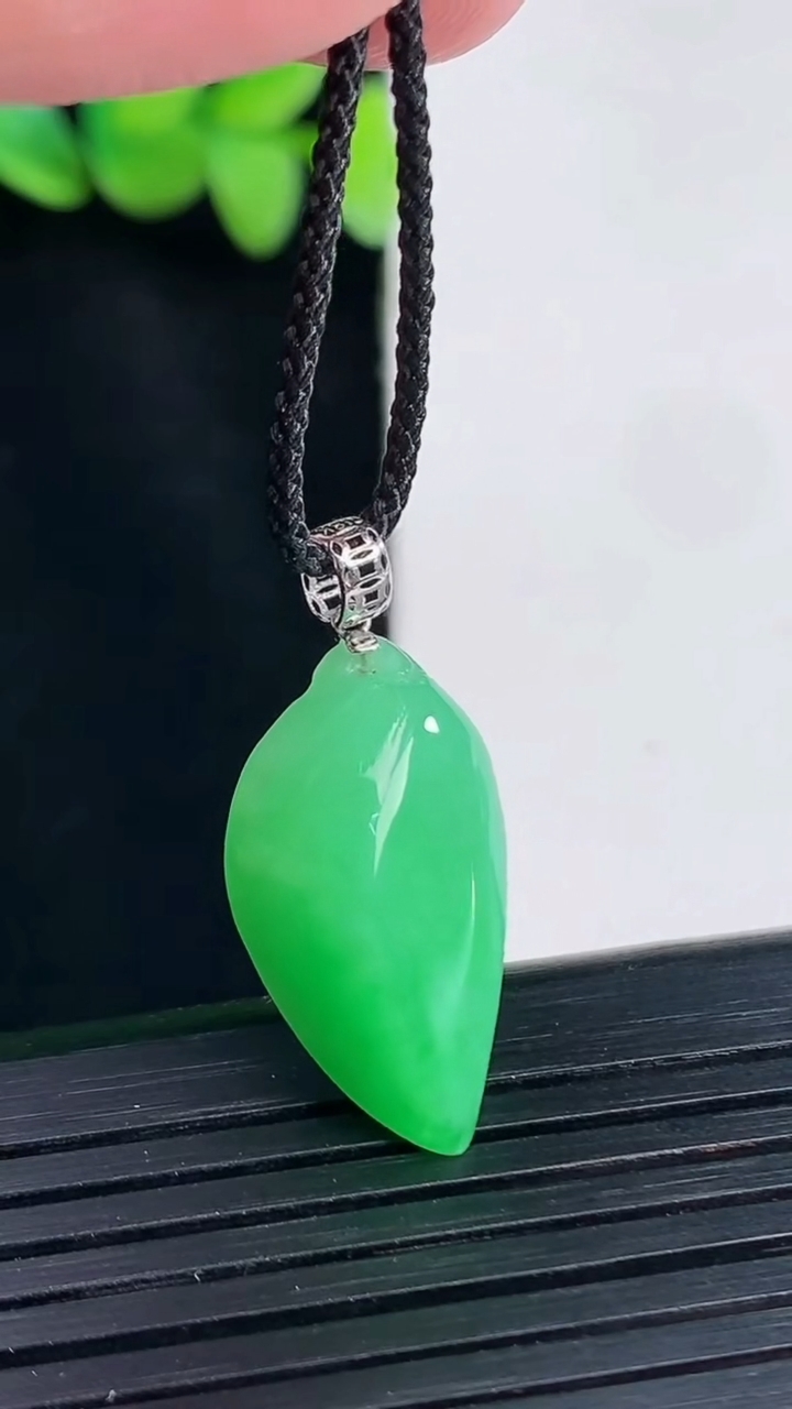 天然A货翡翠福瓜吊坠，尺寸22.5-13-8重量:3.45g
4月13日