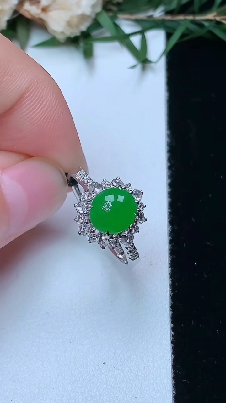 天然A货翡翠蛋面戒指，尺寸17.2-7.3-6.6，重量:2.67g2026年4月13日
工厂直销收藏佳品,种好水足，色泽均匀，有种有色，上手高大气！