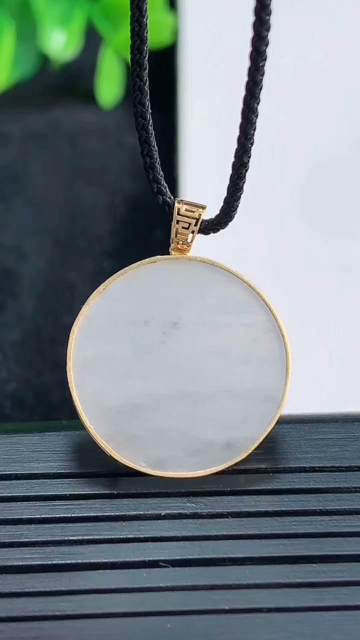 天然A货翡翠无事牌吊坠尺寸20.3-3重量:3.23g
4月13日