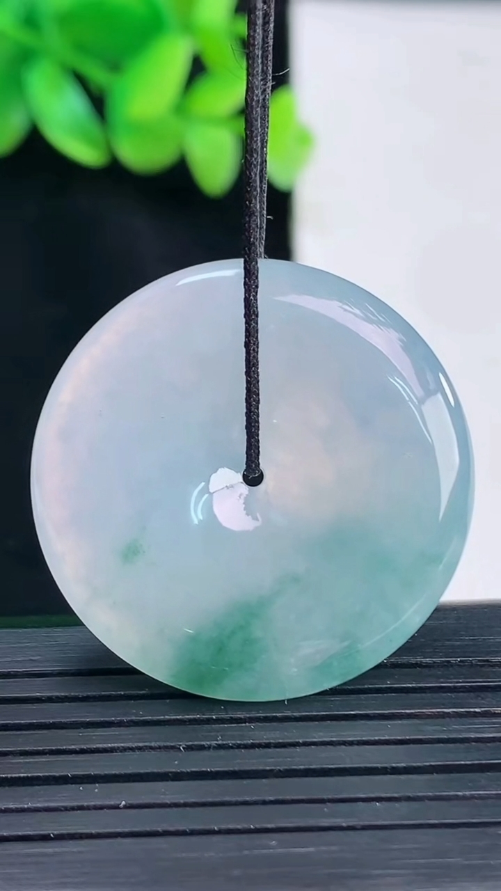 天然A货翡翠飘花平安扣吊坠，尺寸33-5.5重量:12.69g
4月13日