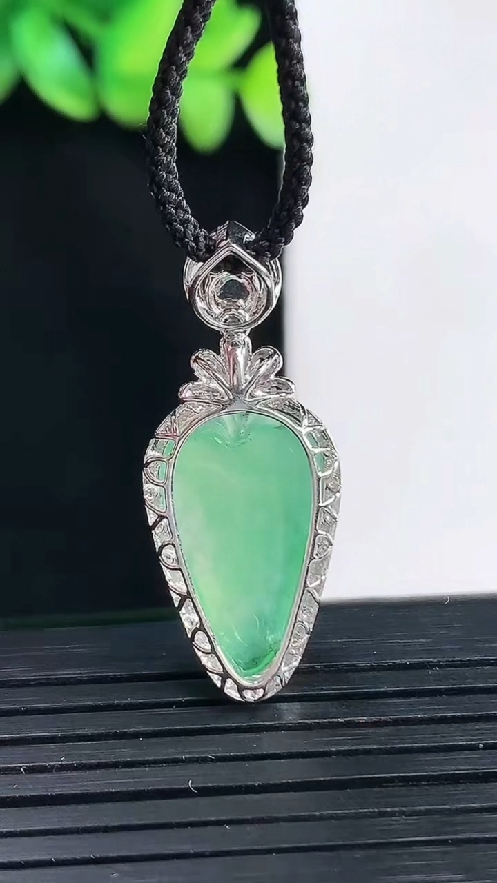 天然A货翡翠福瓜吊坠，尺寸33-14-8，裸石19.5-12重量:3.04g
4月13日