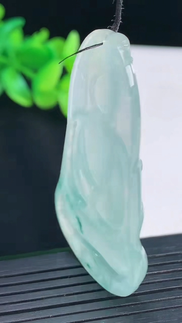 天然A货翡翠飘花素衣观音吊坠，尺寸55-32-6重量:17.86g
4月13日