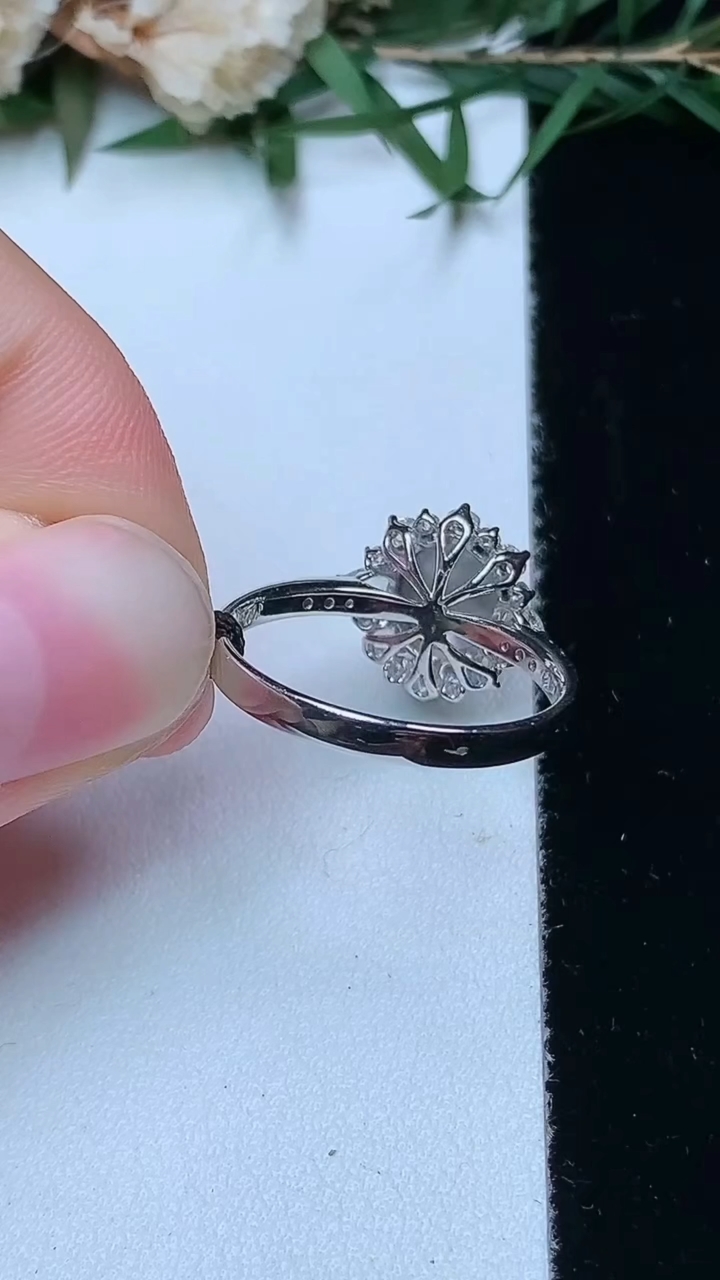 天然A货翡翠蛋面戒指，尺寸17.2-7.3-6.6，重量:2.67g2026年4月13日
工厂直销收藏佳品,种好水足，色泽均匀，有种有色，上手高大气！