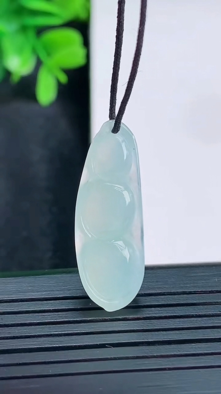 天然A货翡翠福豆吊坠尺寸30.1-10.7-5.8重量:3.35g
4月13日