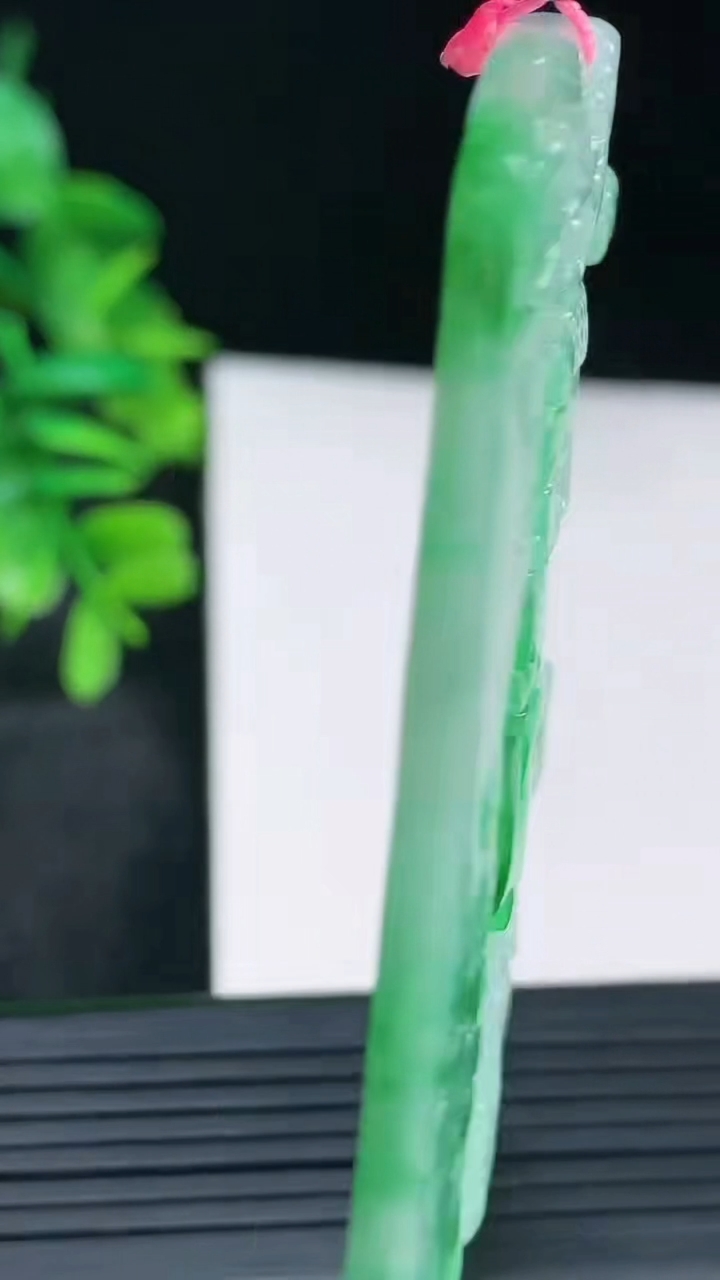 天然A货翡翠佛头吊坠尺寸72.6-39.4-5.5重量:39.13g
4月13日