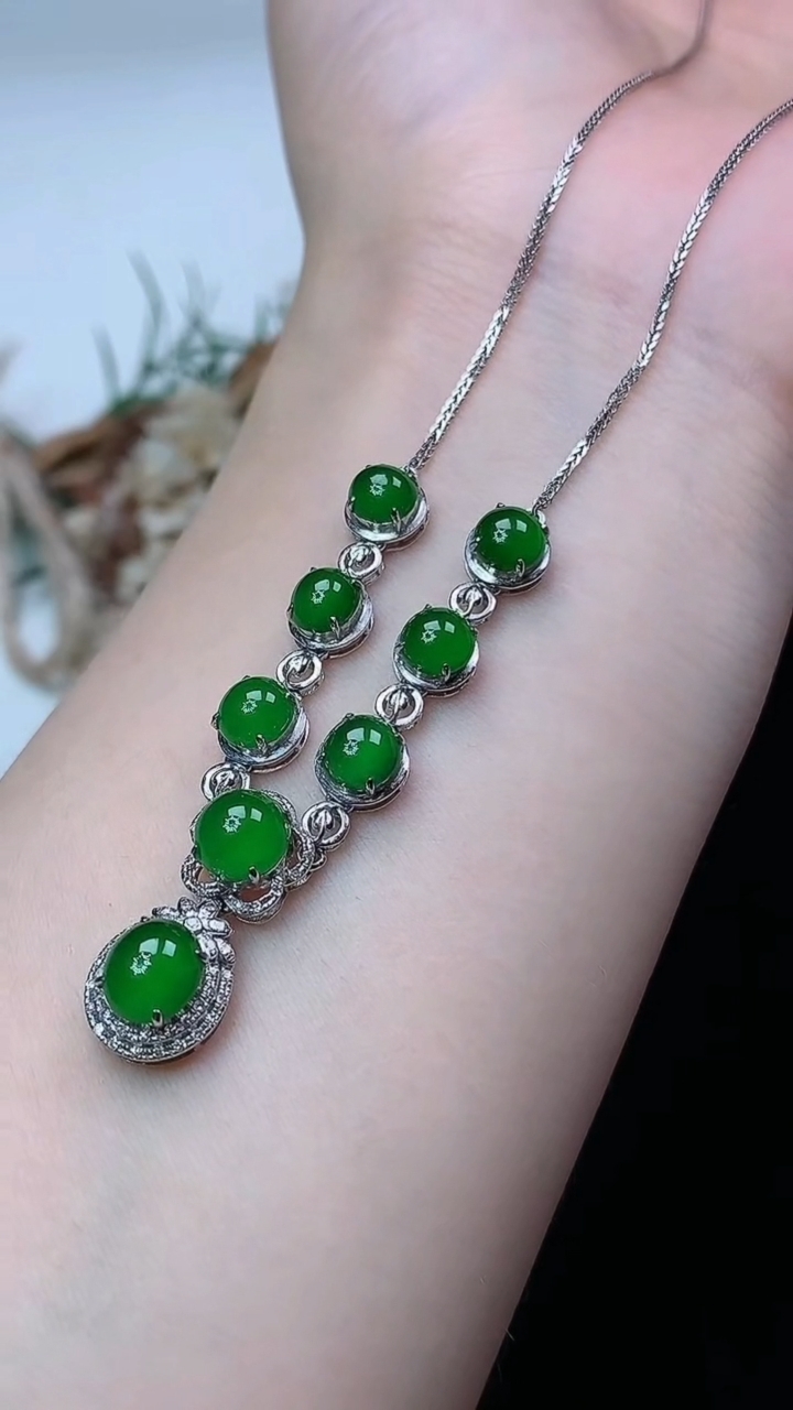 天然A货翡翠蛋面项链，尺寸6.6-5.9，重量:5.83g4月13日
工厂直销收藏佳品,种好水足，色泽均匀，有种有色，上手高大气！