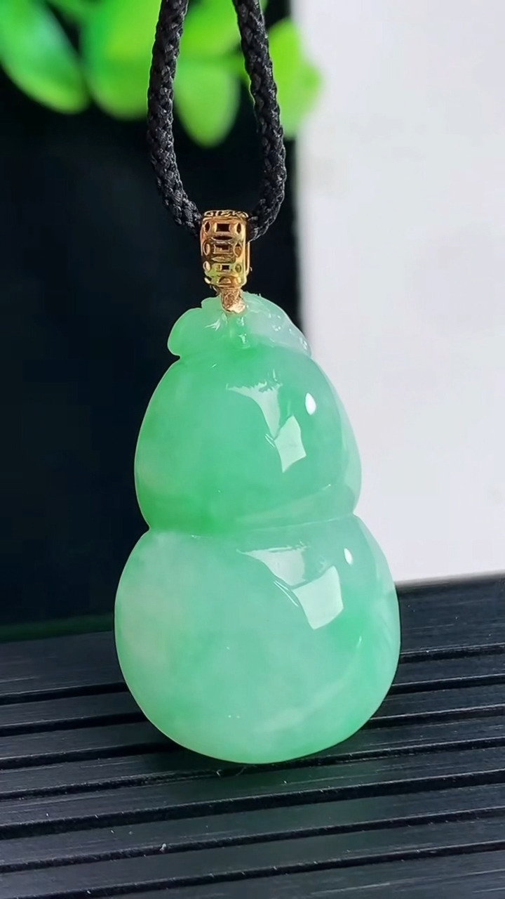 天然A货翡翠葫芦吊坠，尺寸26-17.6-11重量:8.93g
4月13日