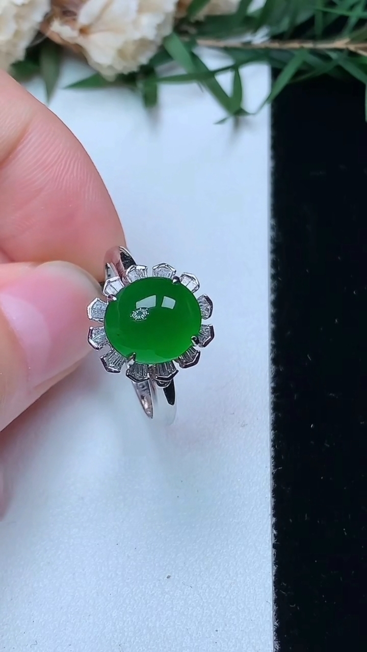 天然A货翡翠蛋面戒指，尺寸17.3-9.3-8.2，重量:3.00g2026年4月13日
工厂直销收藏佳品,种好水足，色泽均匀，有种有色，上手高大气！