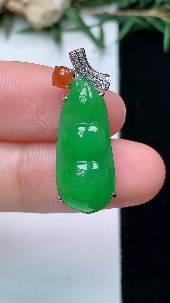 天然A货翡翠福豆吊坠，尺寸21-9.5-7，重量:3.02g
4月13日