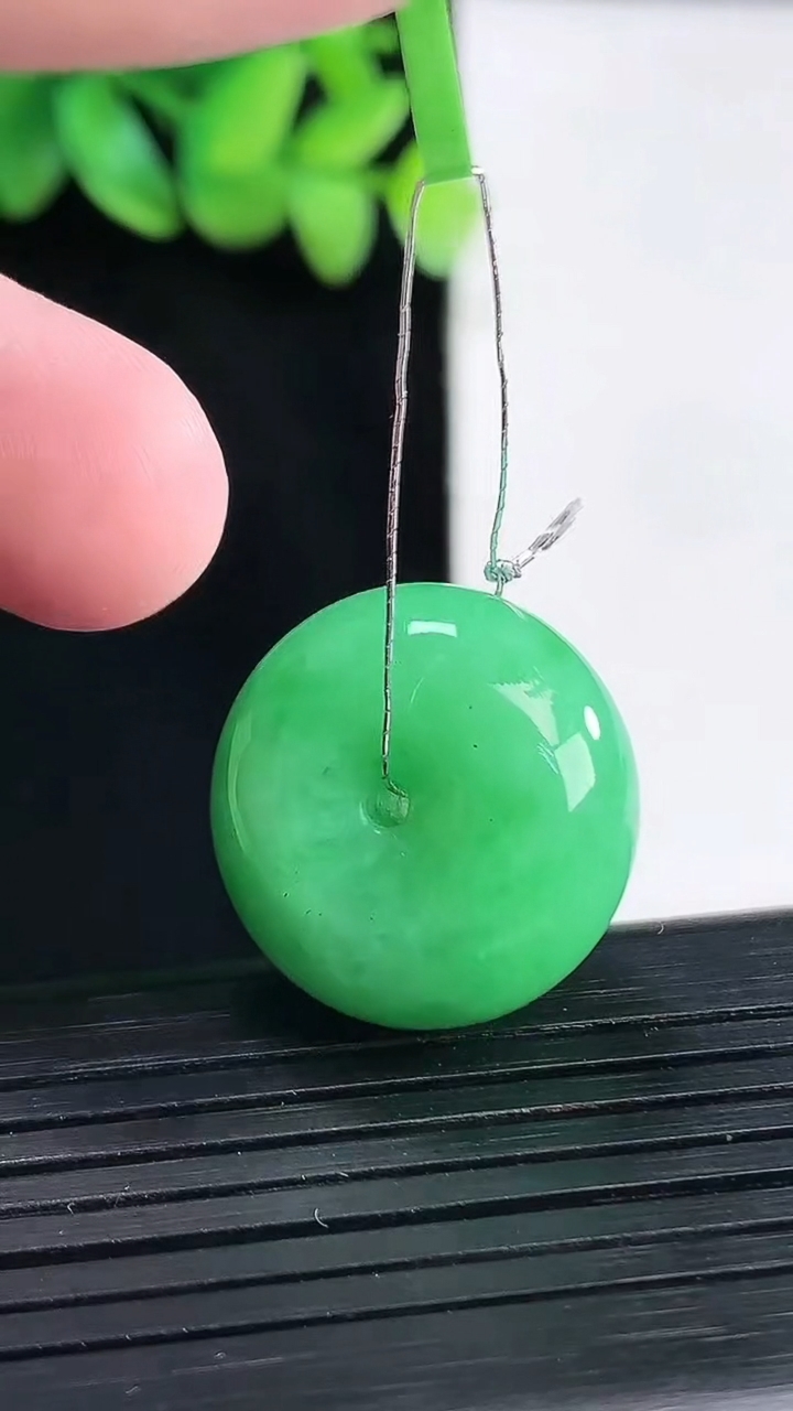 天然A货翡翠路路通吊坠，尺寸22-11.5重量:11.26g
4月13日