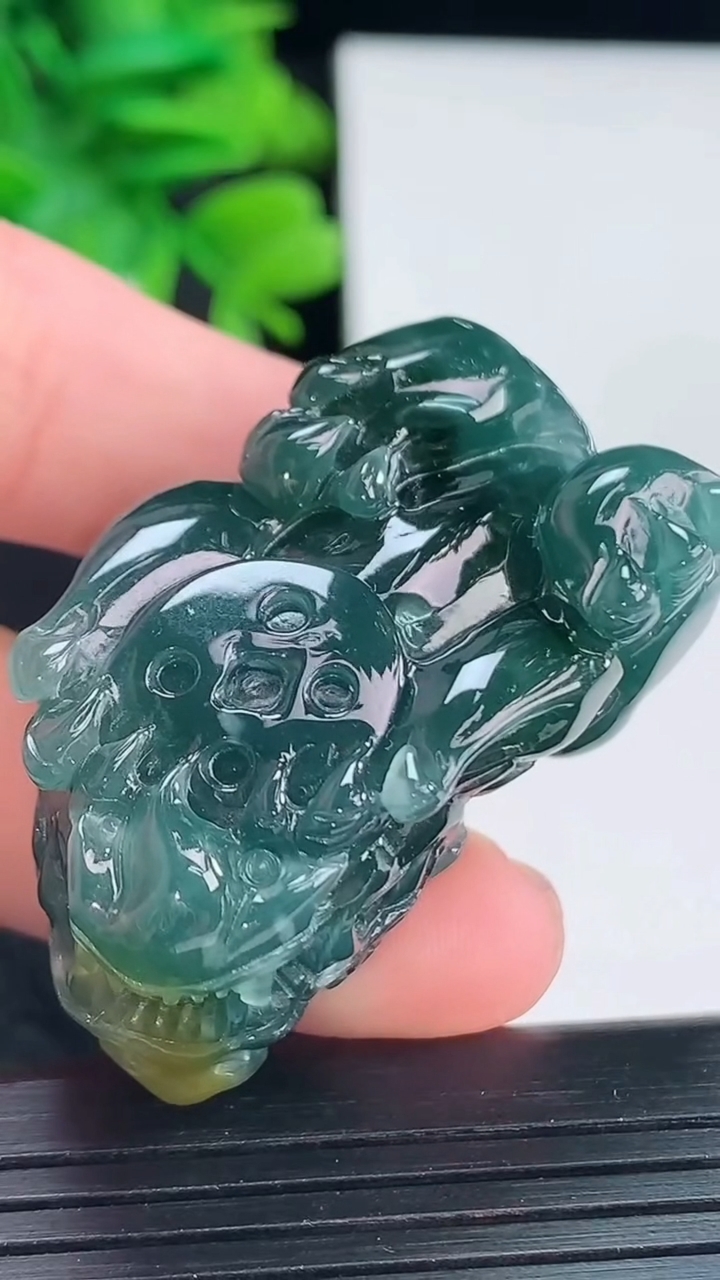 天然A货翡翠蓝水双彩貔貅吊坠尺寸39-23-22重:36.99g049
4月13日