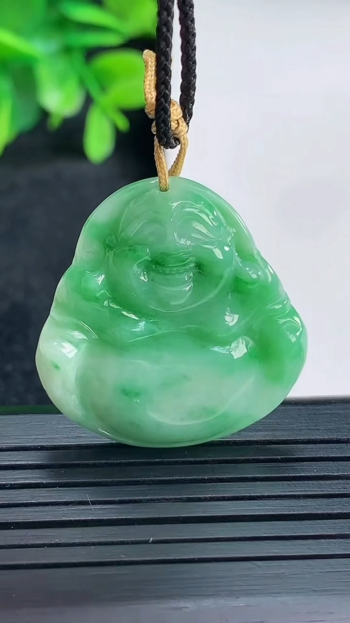 天然A货翡翠佛公吊坠尺寸30-29-4.6重量:6.96g
4月13日