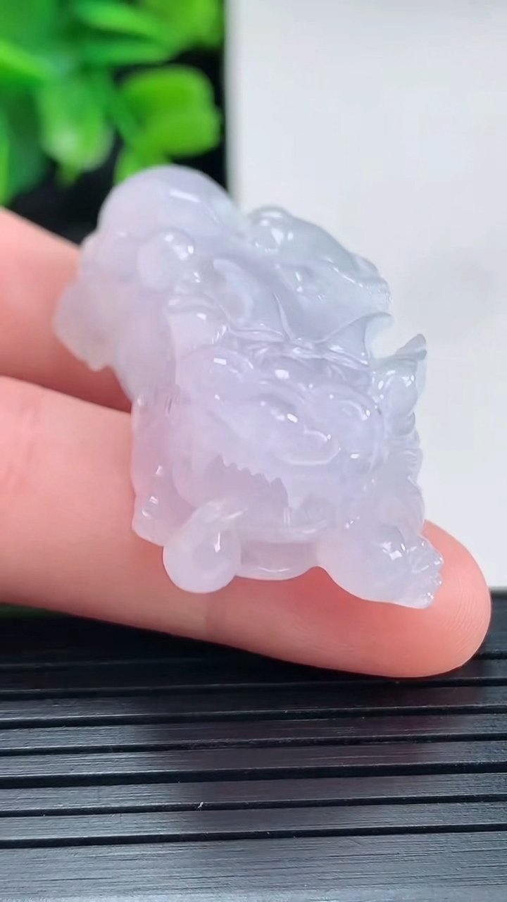 天然A货翡翠紫罗兰貔貅吊坠尺寸42.3-21.1-14.6重量:25.13g
4月13日