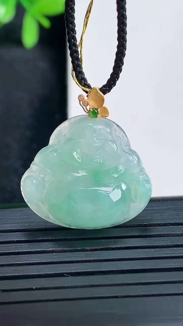 天然A货翡翠佛公吊坠尺寸24.5-22.7-5.4重量:4.00g
4月13日