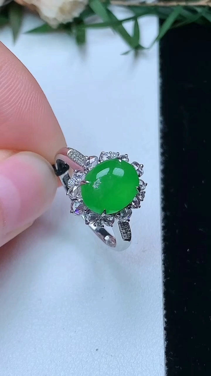 天然A货翡翠蛋面戒指，尺寸17.2-9-7.3，重量:3.02g2026年4月13日
工厂直销收藏佳