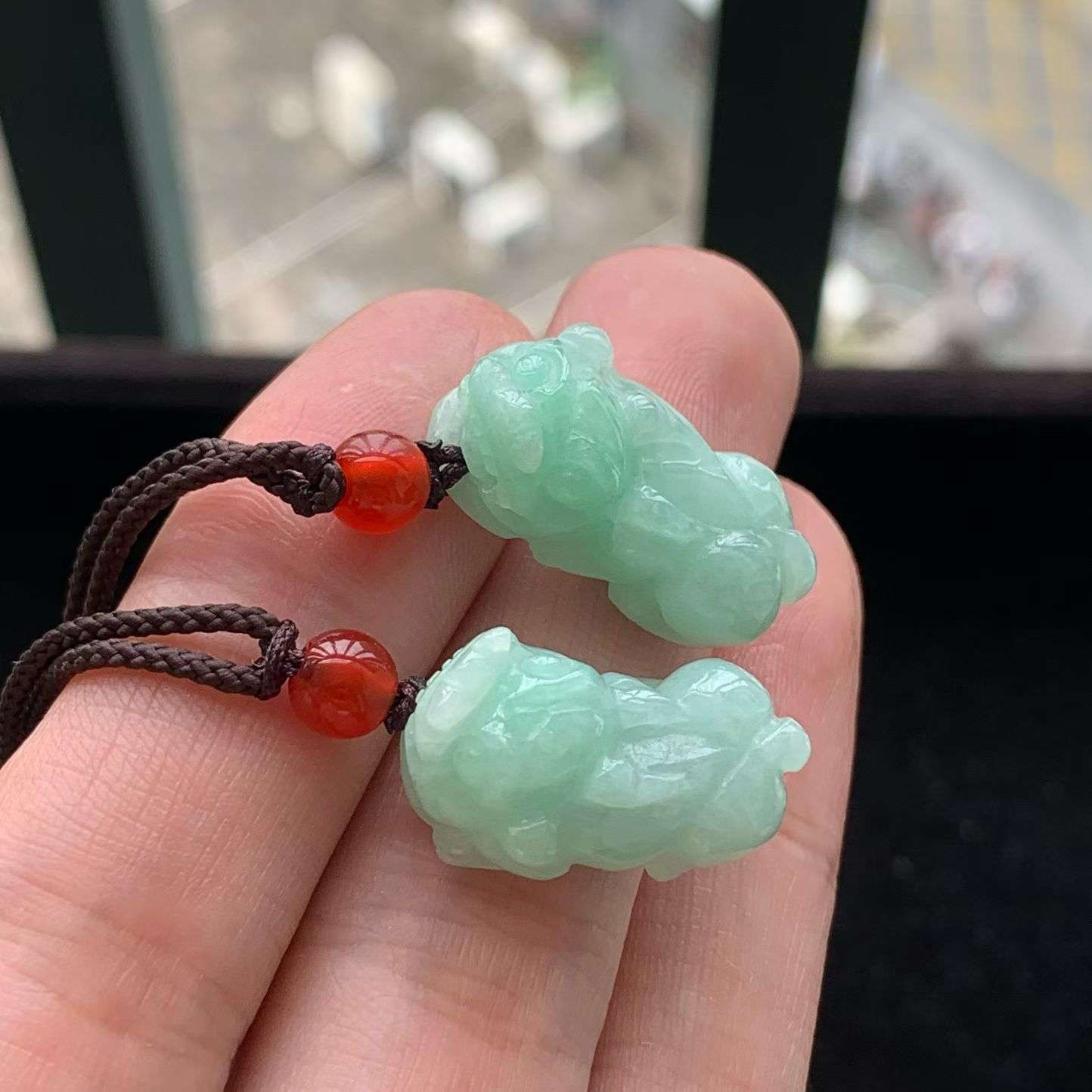 A货天然翡翠冰糯种满绿貔貅一对吊坠重量4.81g
4月13日