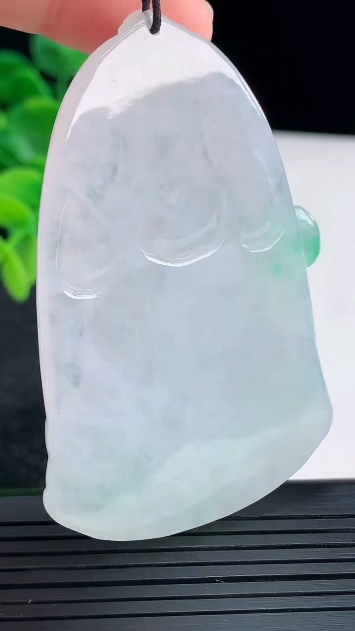 天然A货翡翠大势至菩萨吊坠尺寸64.9-43.5-6.5重量:35.30g
4月13日