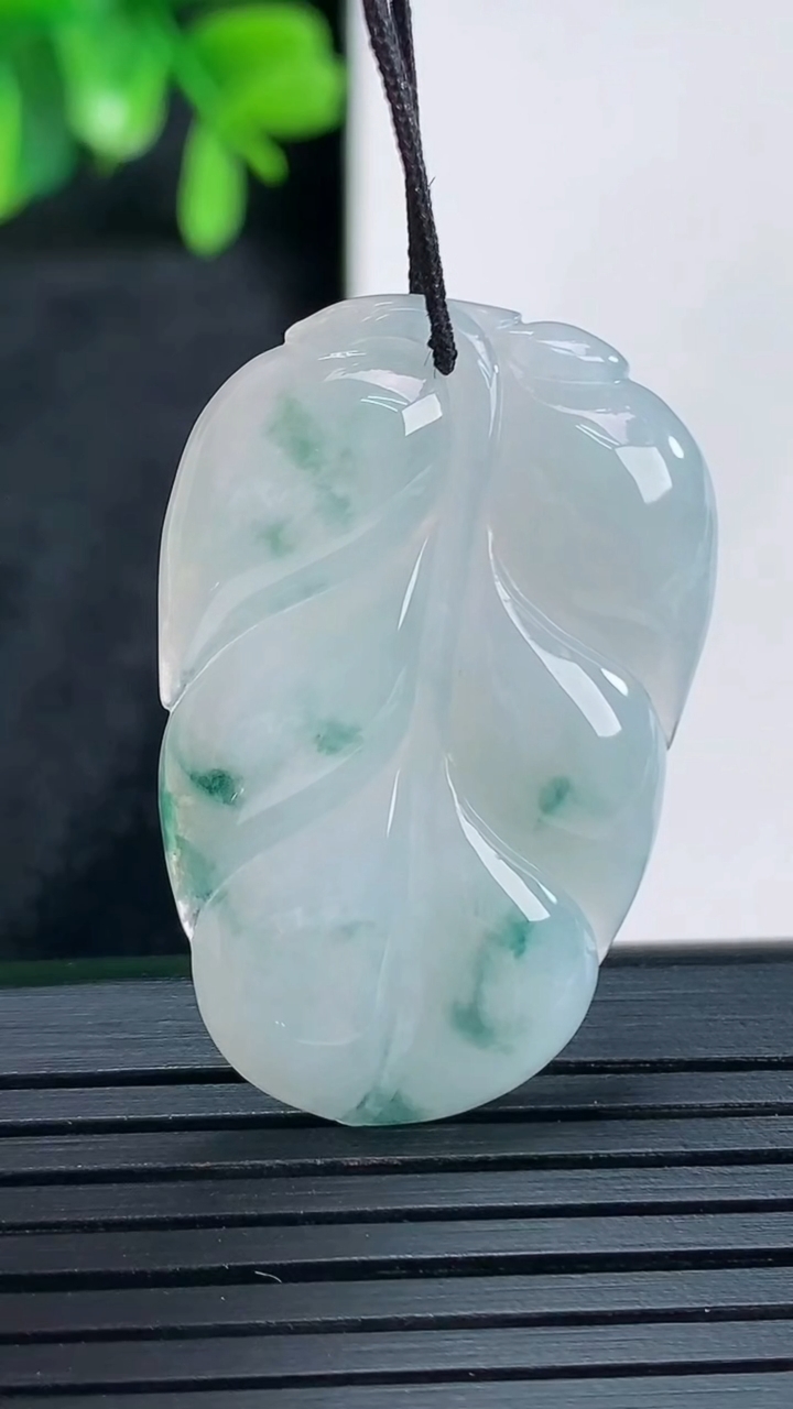 天然A货翡翠飘花金枝玉叶 叶子吊坠尺寸35.8-23.7-4重量:6.27g
4月13日