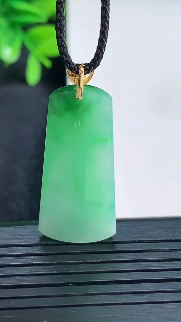 天然A货翡翠无事牌吊坠尺寸367-15.3-5.4重量:5.83g
4月13日