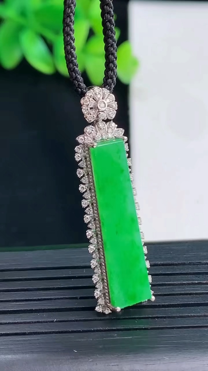 天然A货翡翠无事牌吊坠，尺寸39-11.5-6.5，裸石28-7重量:3.64g
4月13日