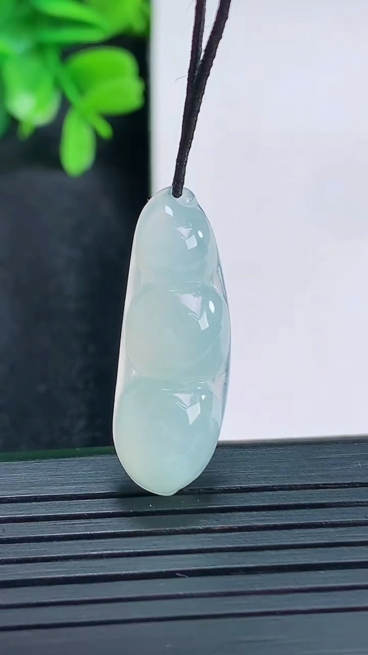 天然A货翡翠福豆吊坠尺寸30.1-10.7-5.8重量:3.35g
4月13日