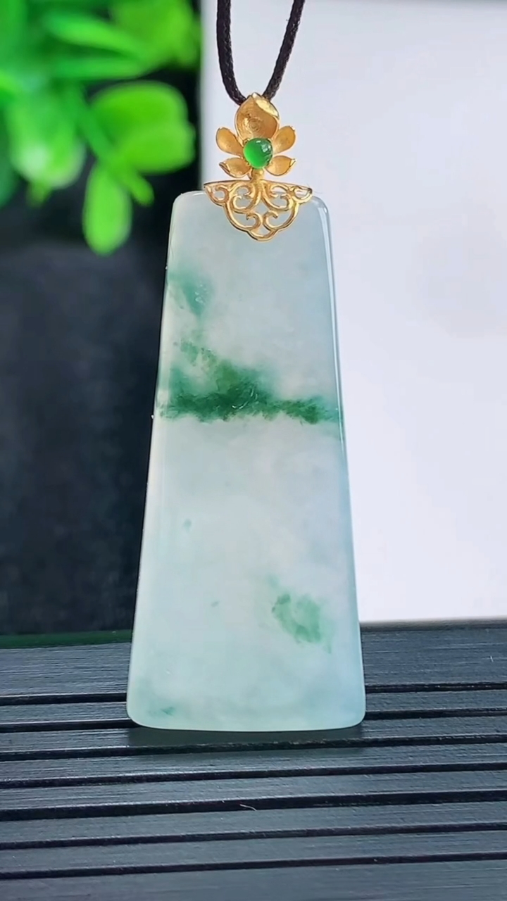 天然A货翡翠18K金飘花无事牌吊坠尺寸43.8-16.4-3.8重量:6.79g
4月13日