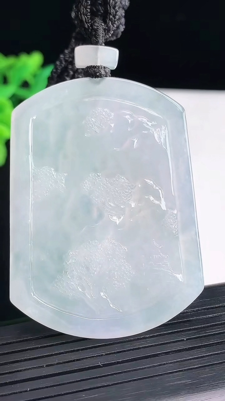 天然A货翡翠牌吊坠，尺寸57-42.5-4.5重量:32.97g
4月13日