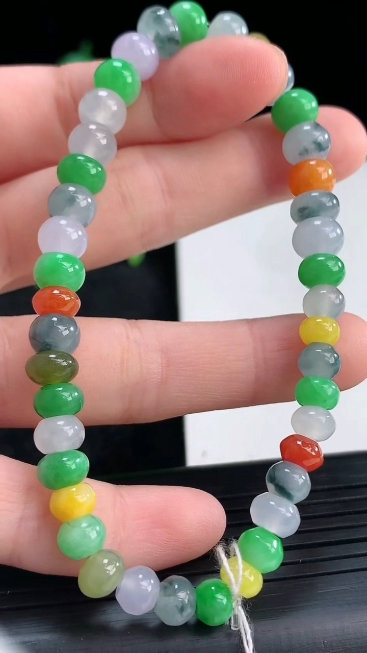 天然A货翡翠四彩算盘珠手串尺寸6.5-4.9重量:17.03g4月13日
工厂直销收藏佳品,种好水足，色泽均匀，有种有色，上手高大气！