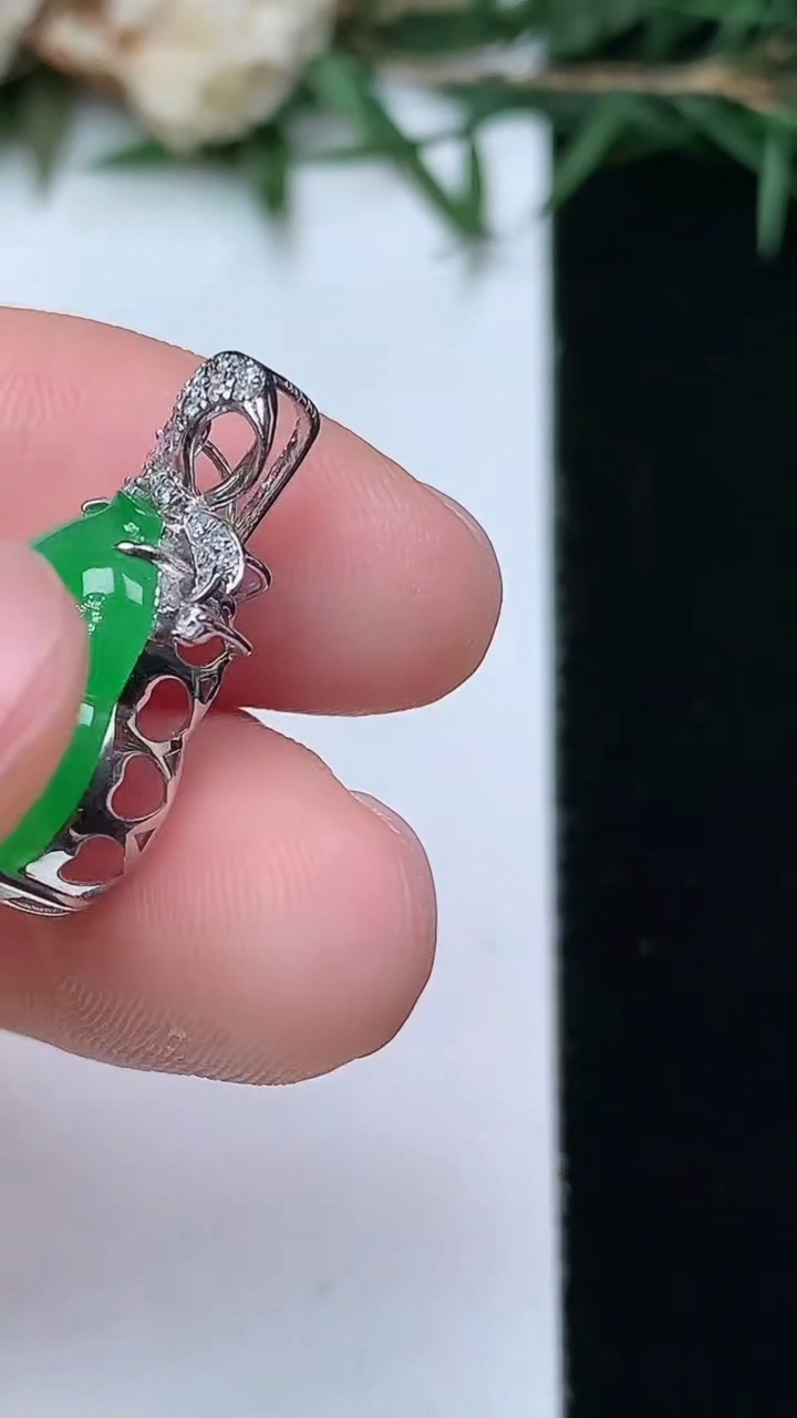 天然A货翡翠葫芦吊坠，尺寸14.5-12-7.3，重量:2.70g
4月13日