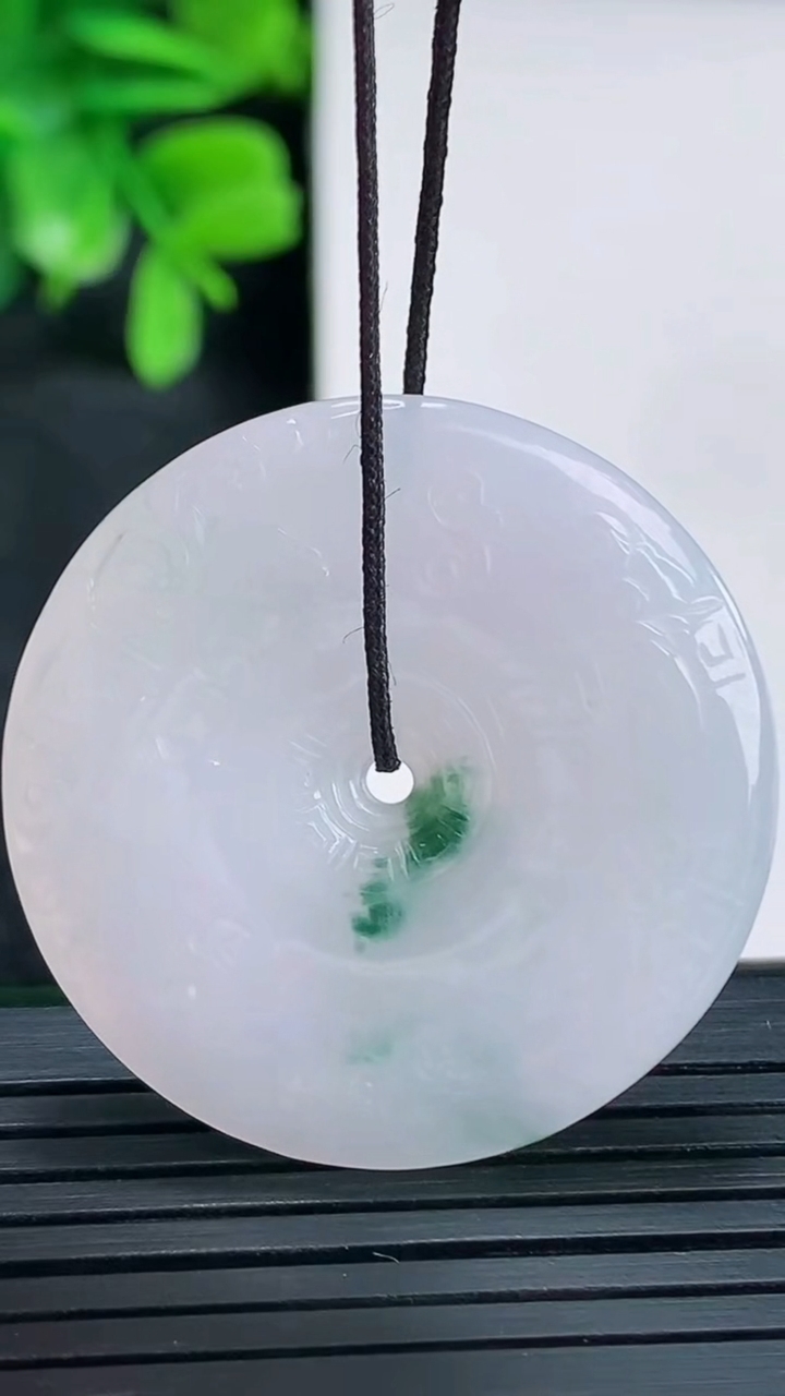 天然A货翡翠飘花复古平安扣吊坠尺寸34.2-4.1重量:10.77g
4月13日