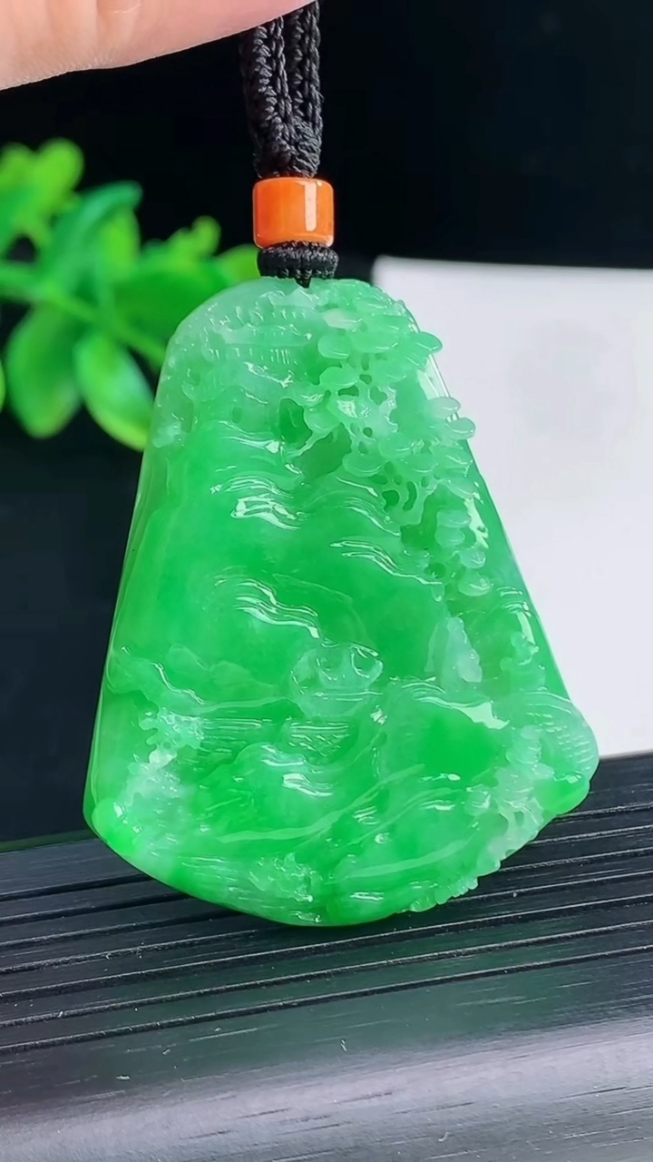 天然A货翡翠山水牌吊坠，尺寸46-38-7重量:26.03g
4月13日