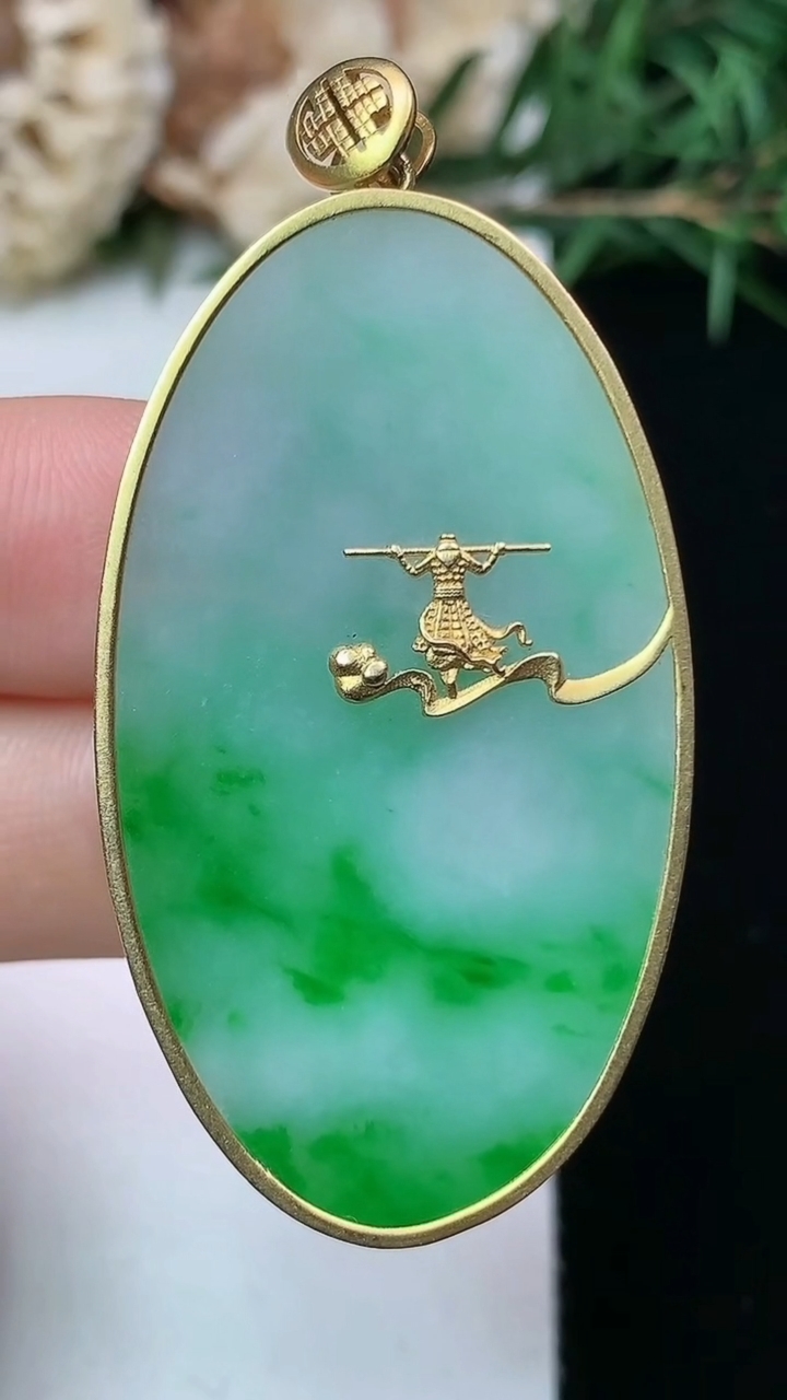 天然A货翡翠无事牌吊坠，尺寸43.6-25-3.4，重量:9.68g
4月13日