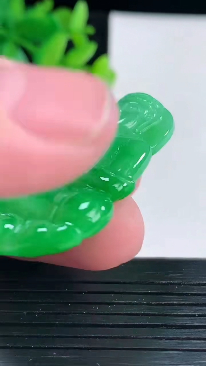 天然A货翡翠正装观音吊坠，尺寸48-31-5.6重量:15.72g
4月13日